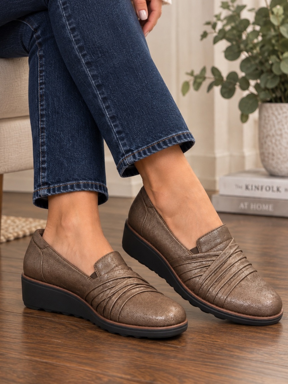 Clarks Sharon Villa Bronze Metallic Slip-On Wedge Loafers Women’s Size 9 Wide